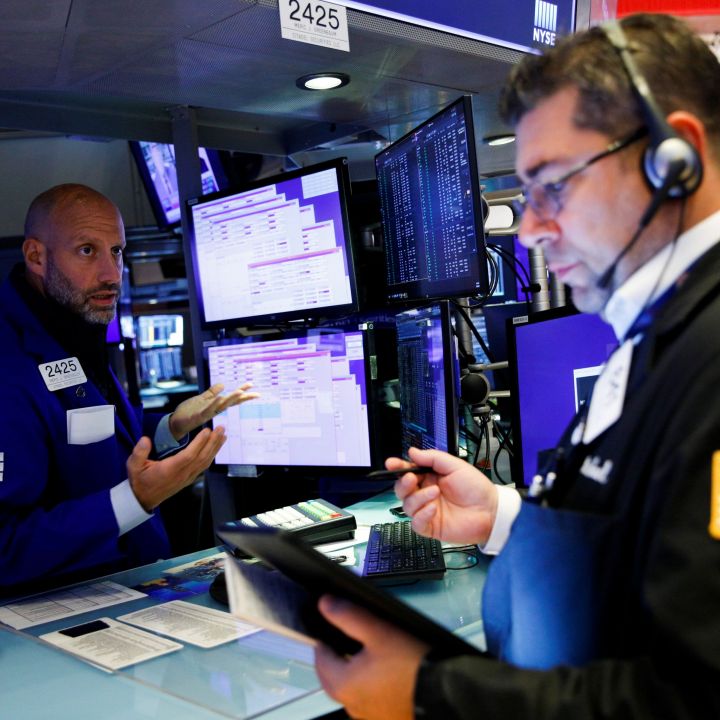 dow-closes-at-a-record-posts-third-straight-positive-week-scaled.jpg