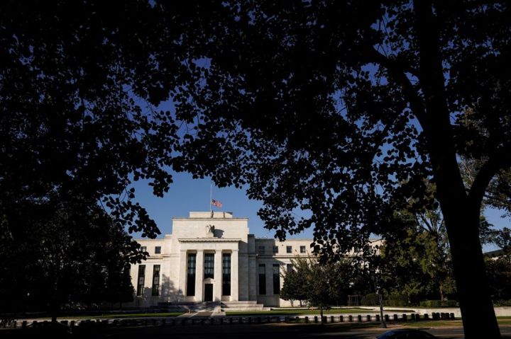 fed-imposes-new-restrictions-on-officials-investment-activities.jpg