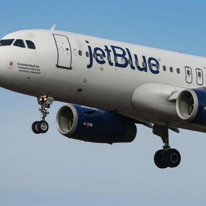 jetblue-cuts-hundreds-of-january-flights-due-to-omicron-surge-as-travel-disruptions-worsen-scaled.jpg