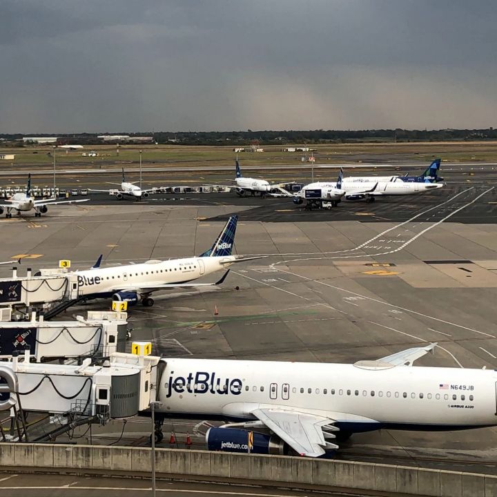 jetblue-is-cutting-its-summer-schedule-to-avoid-further-flight-disruptions-scaled.jpg