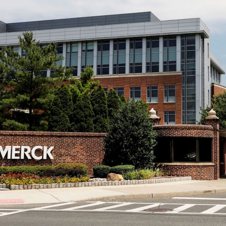 merck-asks-fda-to-authorize-antiviral-covid-pill-for-emergency-use-scaled.jpg