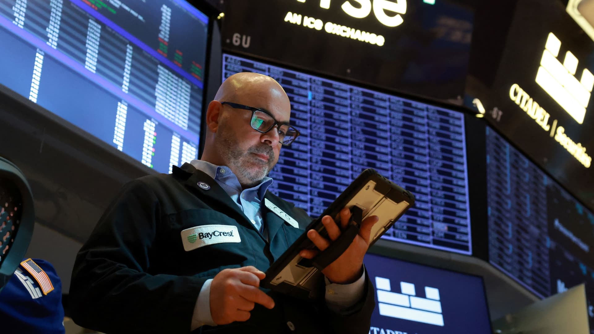 AI-focused Business: Snowflake's Pivot Fuels Amazon Confidence featured image
