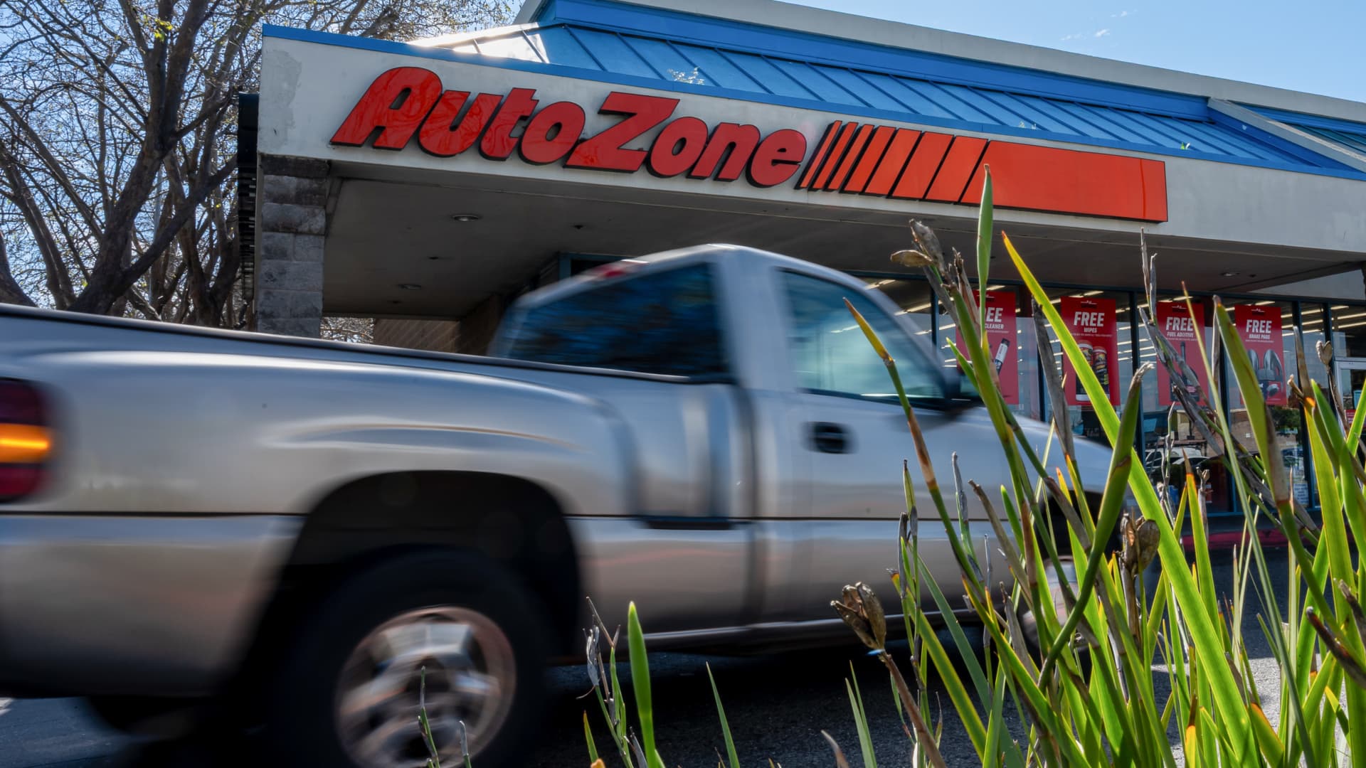 AutoZone stock Plunges 9% Despite Strong Q3 Earnings Beat featured image