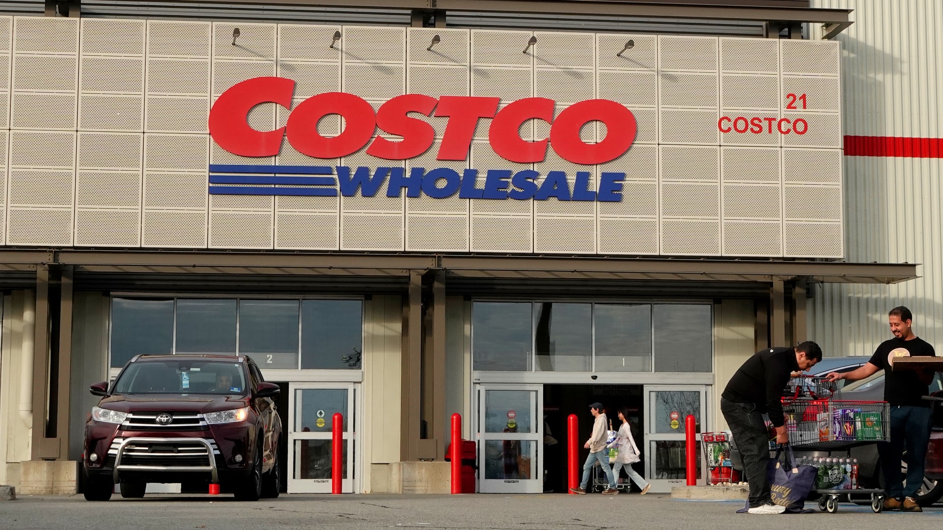 Costco Sales Soar 11%, Exceeding Expectations in Q3 featured image
