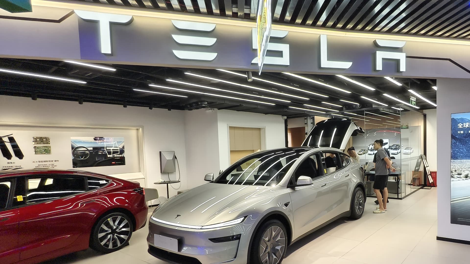 Full Self-Driving China: Tesla's Breakthrough Amidst Fierce Competition featured image