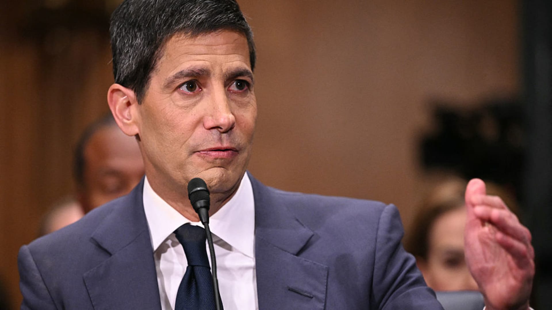 Kevin Warsh Faces Fed Family Fight on Interest Rate Cuts Amidst Inflation Surge