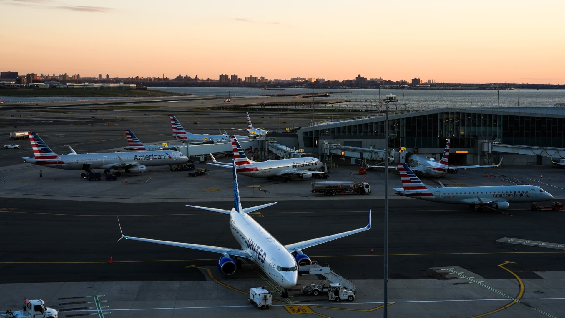 LaGuardia Sinkhole Forces Runway Closure, Disrupting Air Travel Amidst Holiday Rush