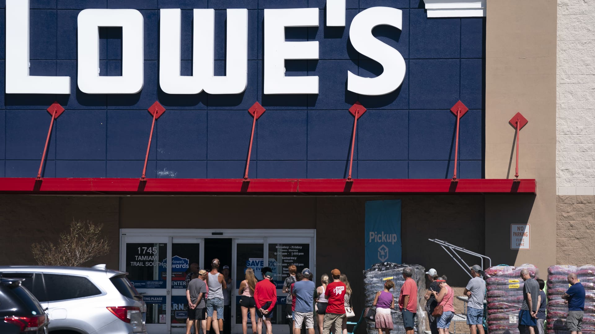 Lowes Navigates Challenging Housing Market with Strong Q1 Performance