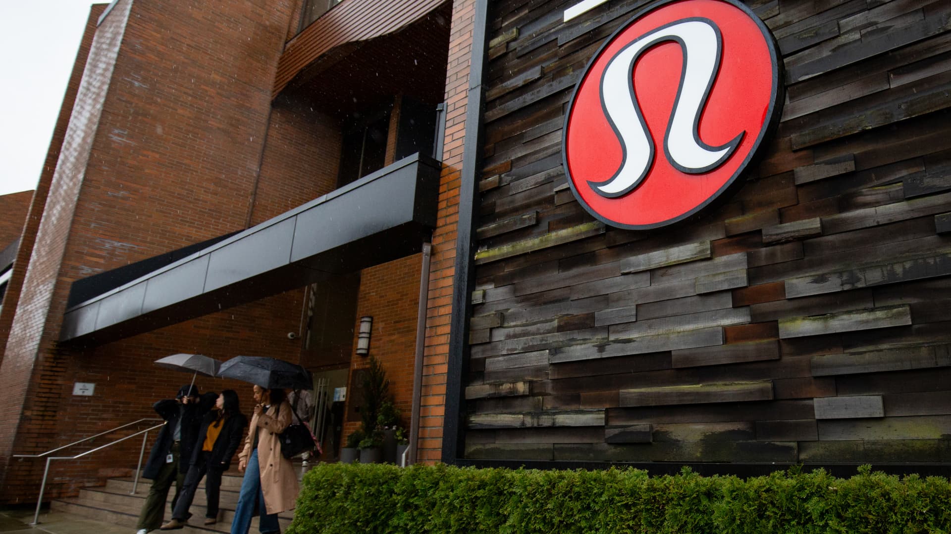 Lululemon's Proxy Battle: A Strategic Warning for Market Leadership featured image