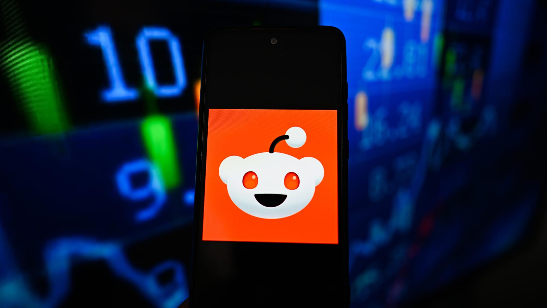 Reddit Faces Market Risk as Meta Launches Forum App