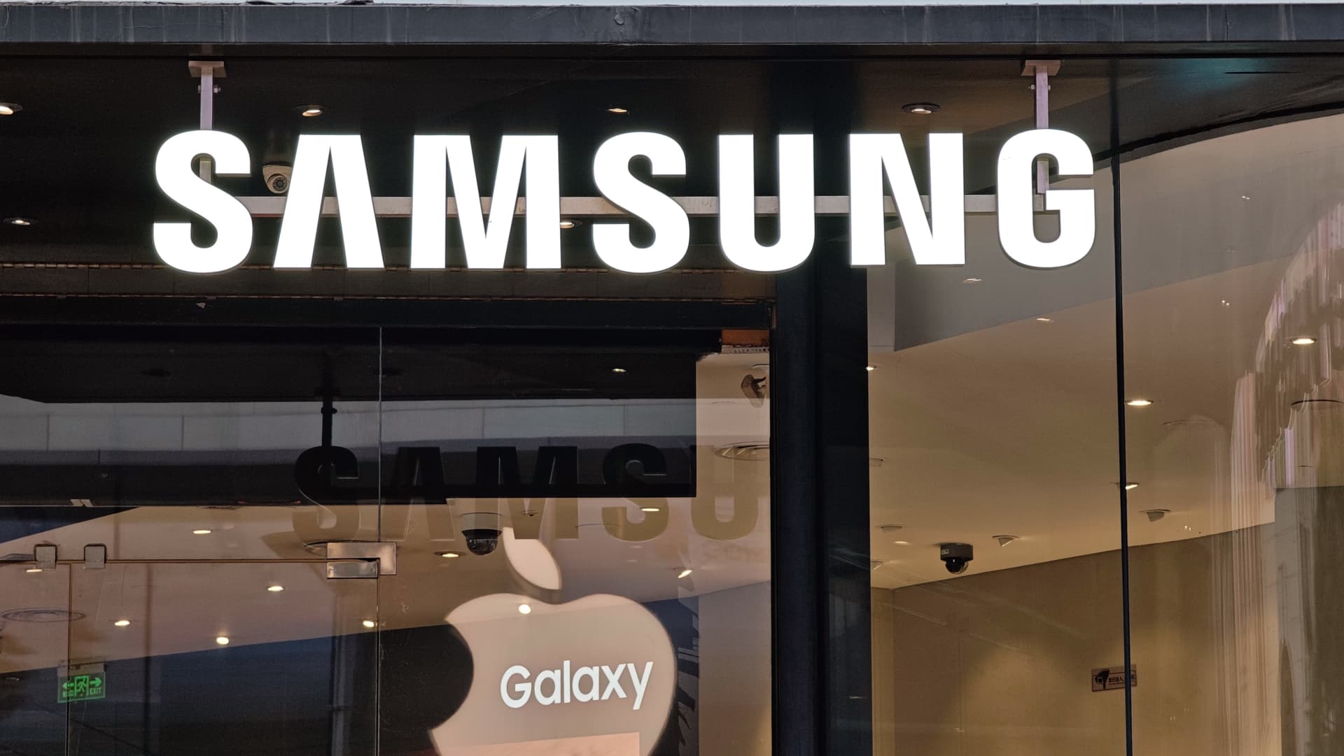 Samsung's AI Memory Chip Breakthrough Fuels 6% Stock Surge