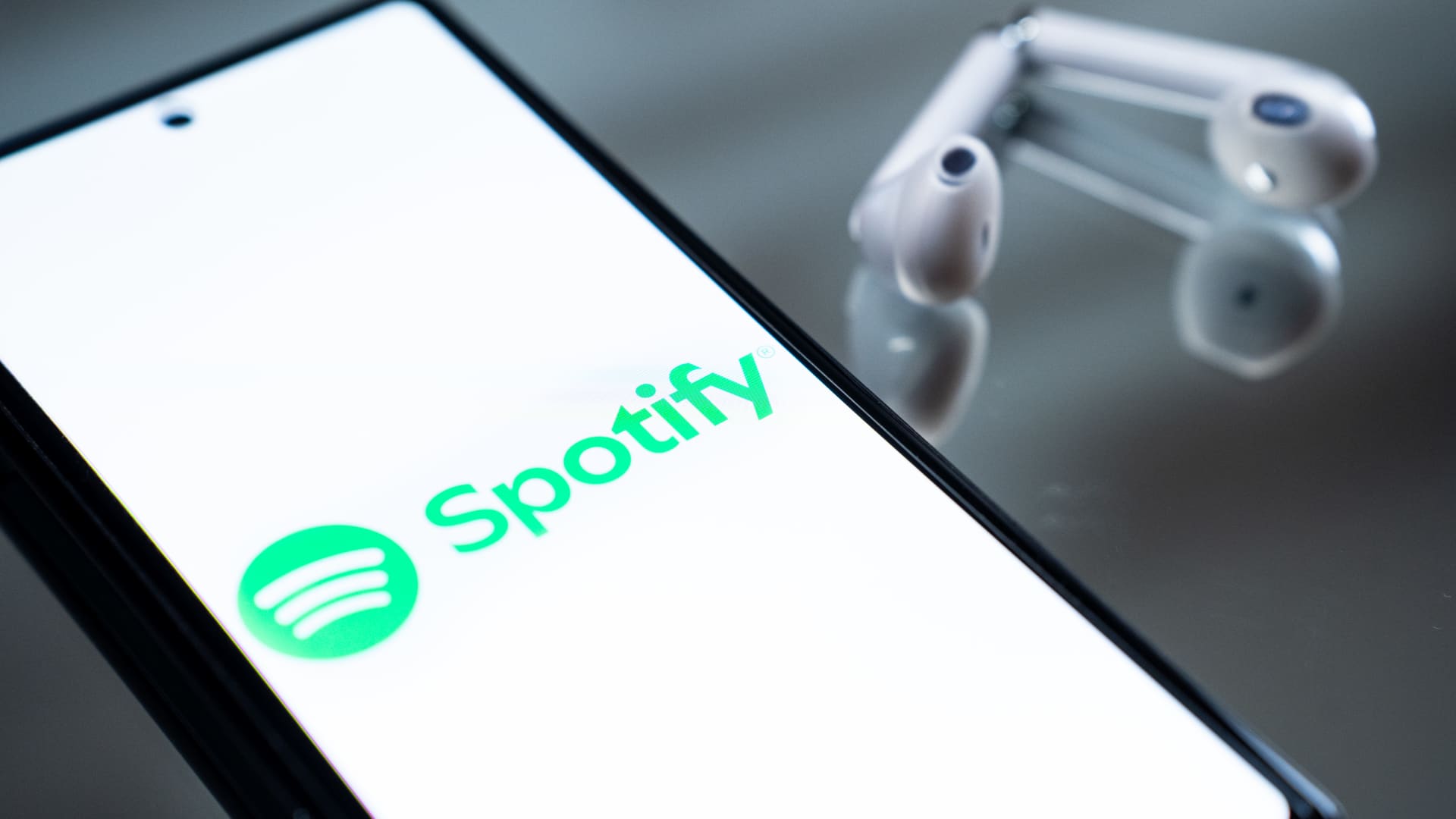 Spotify AI Deal Fuels 15% Surge and Redefines Music Streaming Future featured image