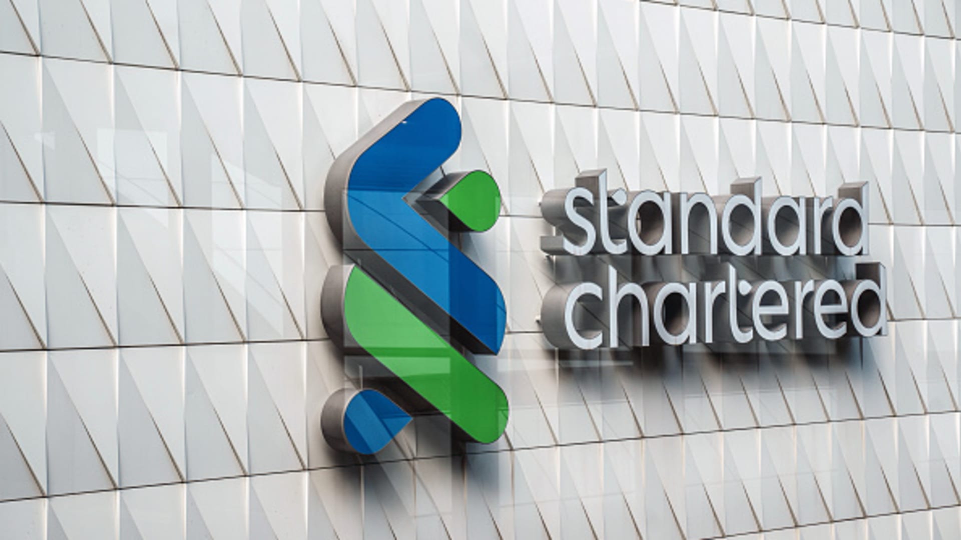 Standard Chartered's 15% Role Cuts Drive Growth Targets: A Deep Dive featured image