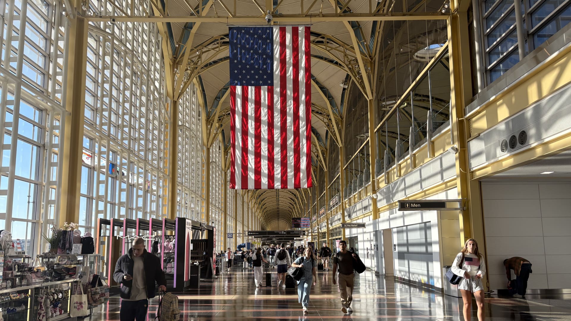 Summer Vacation Spending Faces Headwinds: Fuel Costs & Spirit's Demise featured image