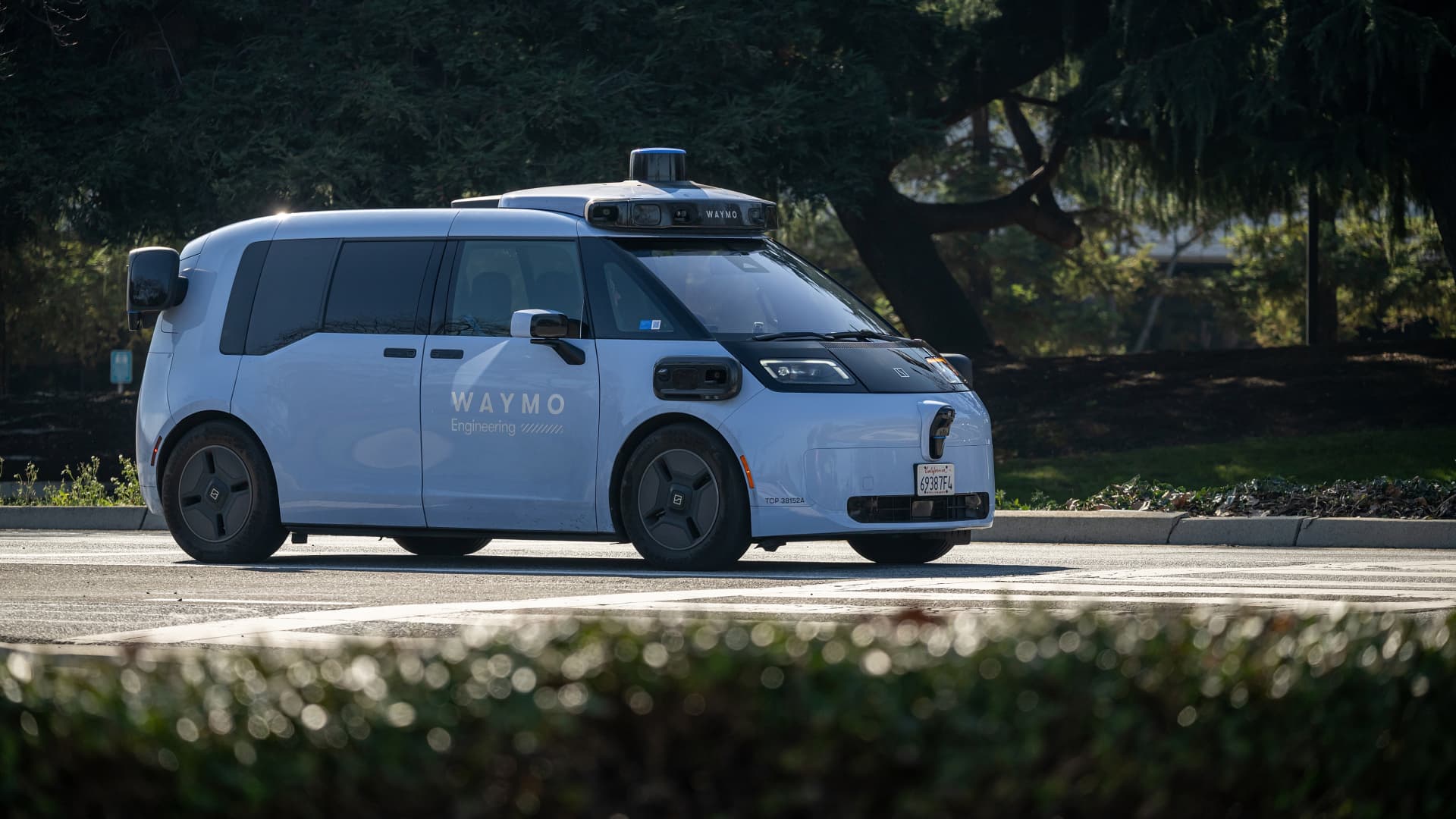 Waymo Ojai Robotaxis: 100s Deployed, Driving Cost Down for Fleet Expansion featured image