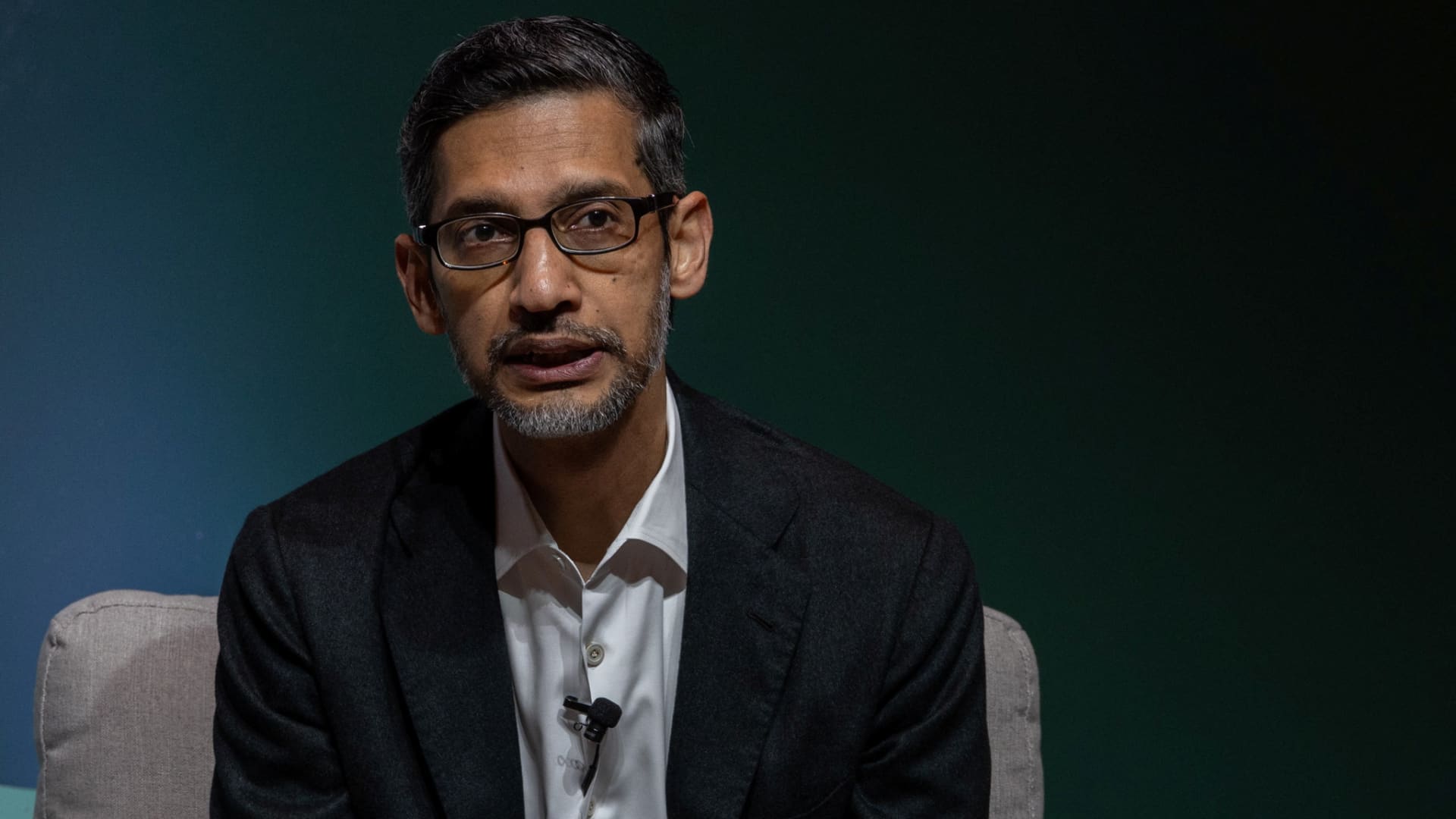 AI Concerns Fuel Alphabets Stock Volatility Amid Talent Exodus
