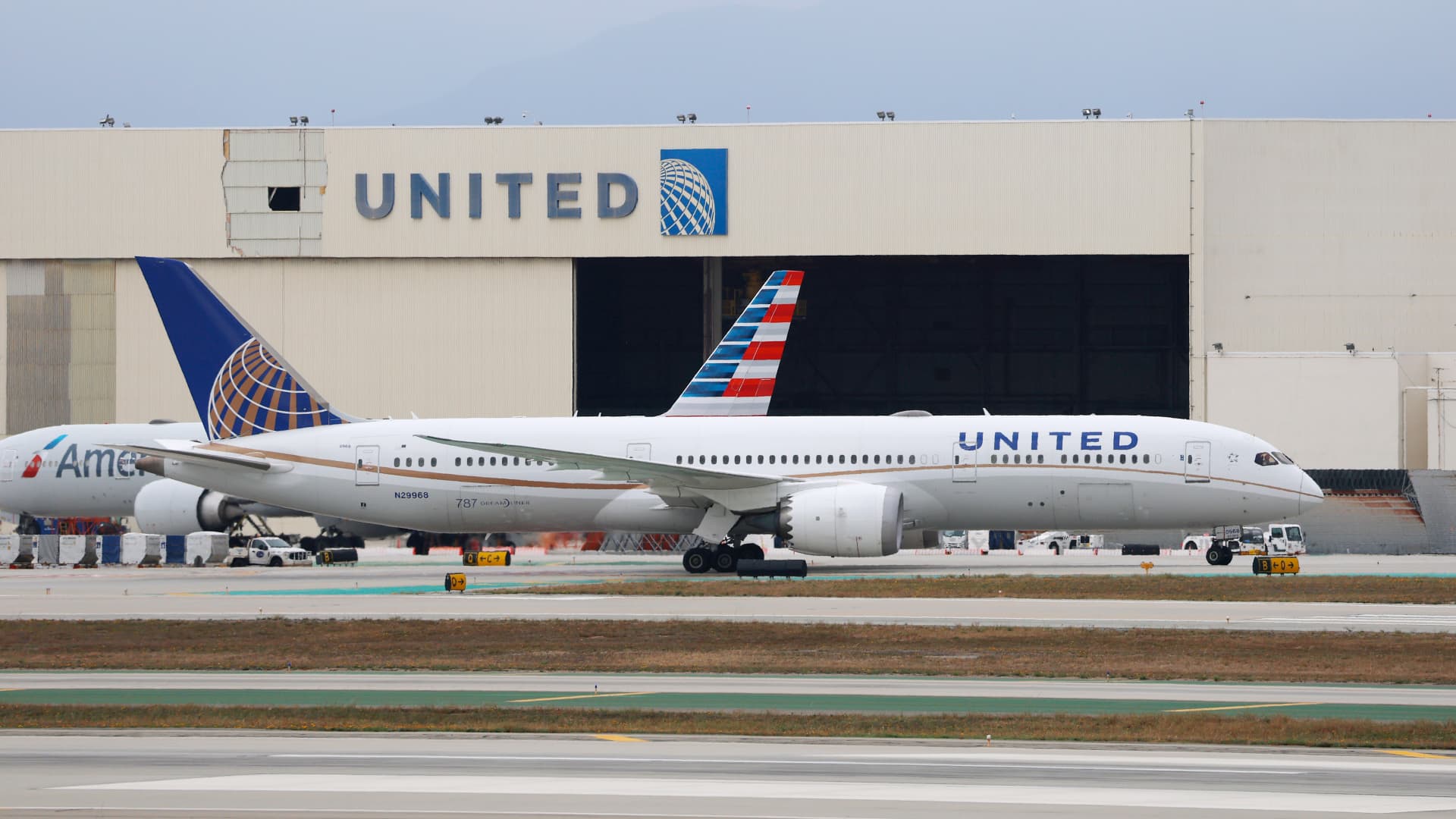 Airline Mergers: United CEO Dismisses Further Consolidation Prospects featured image