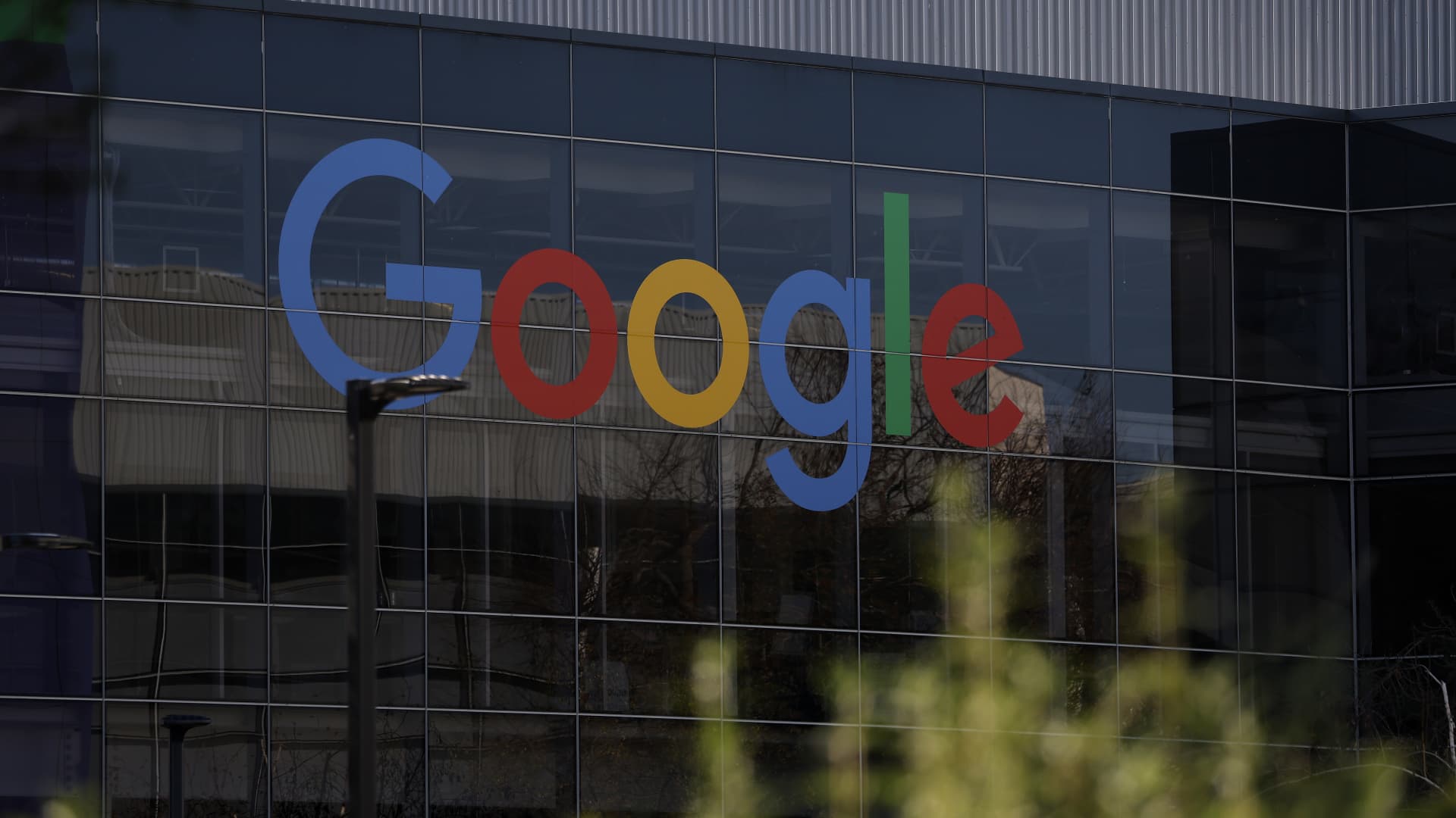 Alphabets AI buildout: Assessing the $80 Billion Stock Sale Risk