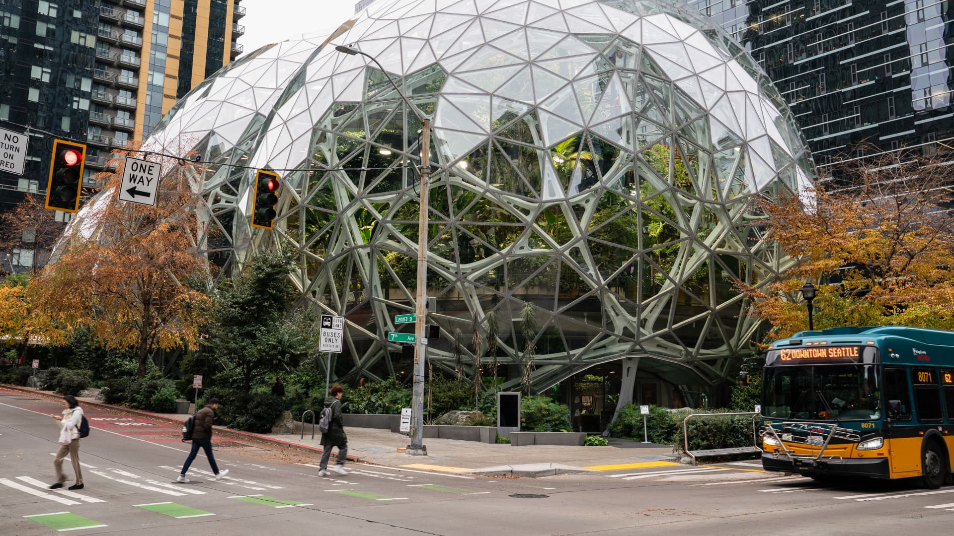 Amazons AI Data Center Push Sparks Layoff Backlash: 100 Billion Dollar Risk
