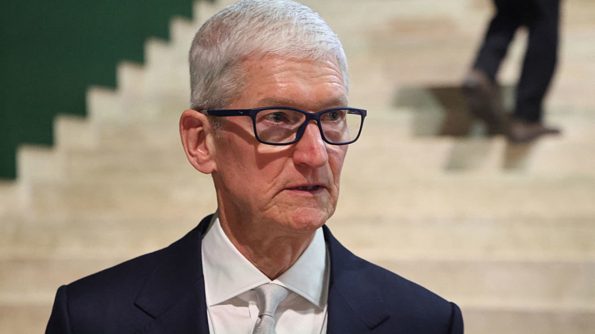Apple price hikes: Navigating a 25% Surge with Strategic Resilience