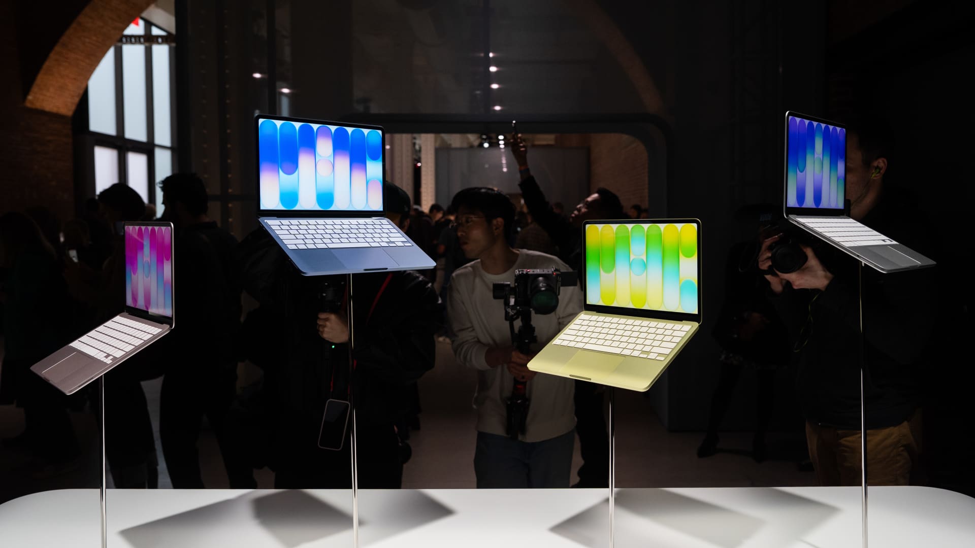 Apple Price Hikes: Navigating AIs Disruptive Memory Crunch