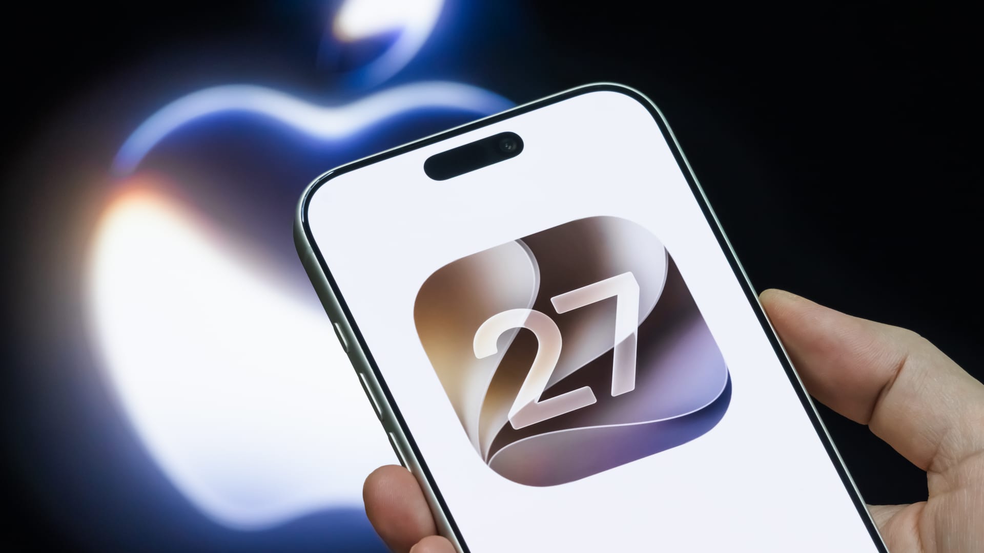 Apple's Siri AI Reveal: Innovation Risk as Shares Slide featured image
