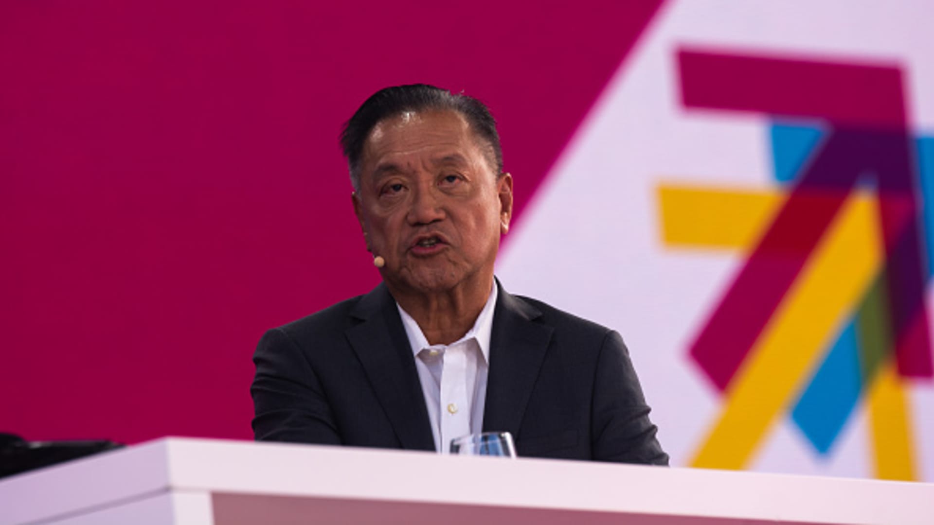 Broadcom AI Chips: Weak Software Sales Trigger 11% Plunge Amidst Unchanged Forecast featured image