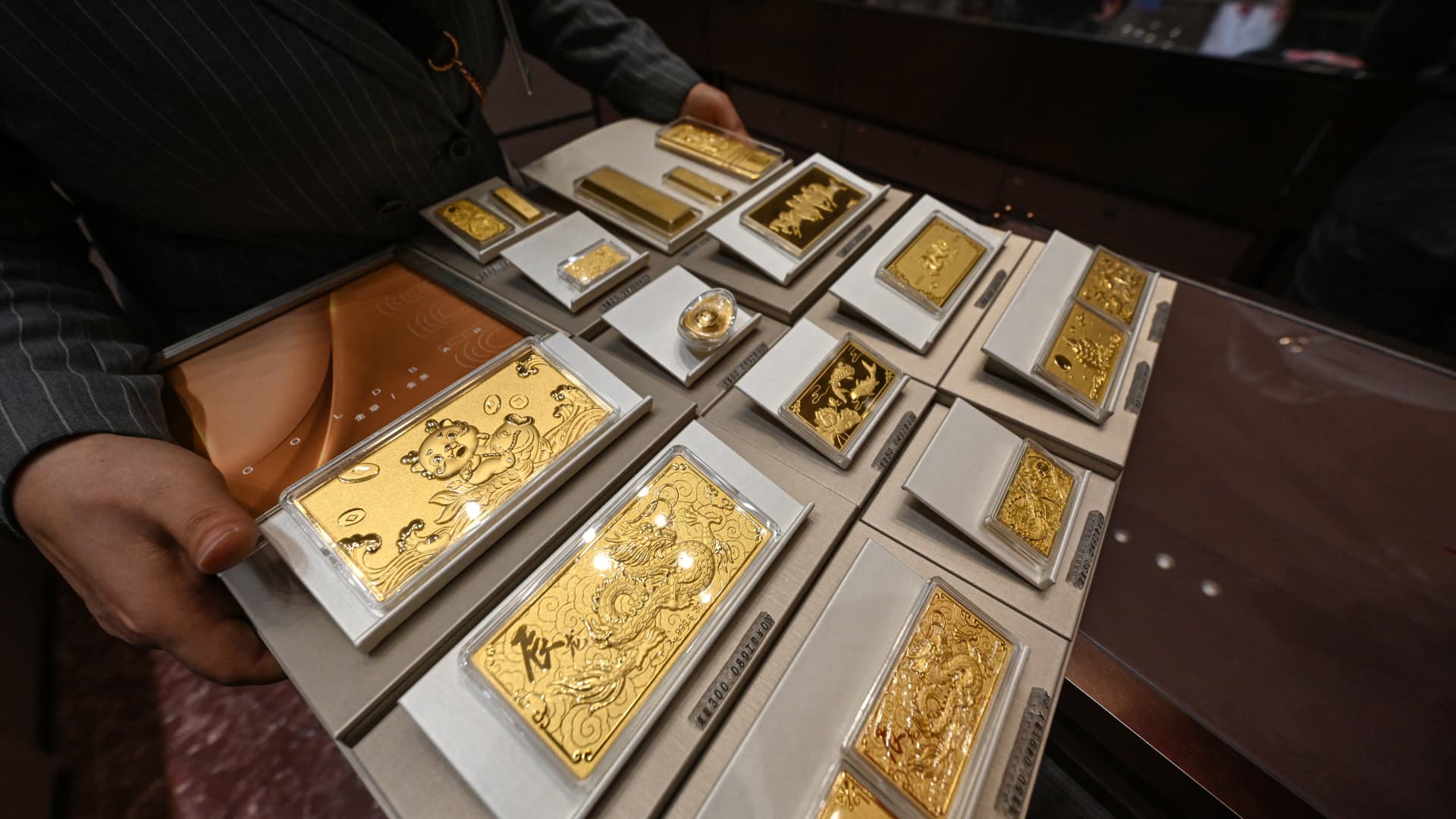 Chow Tai Fooks Alpha: Record Profits Signal Bullish Outlook