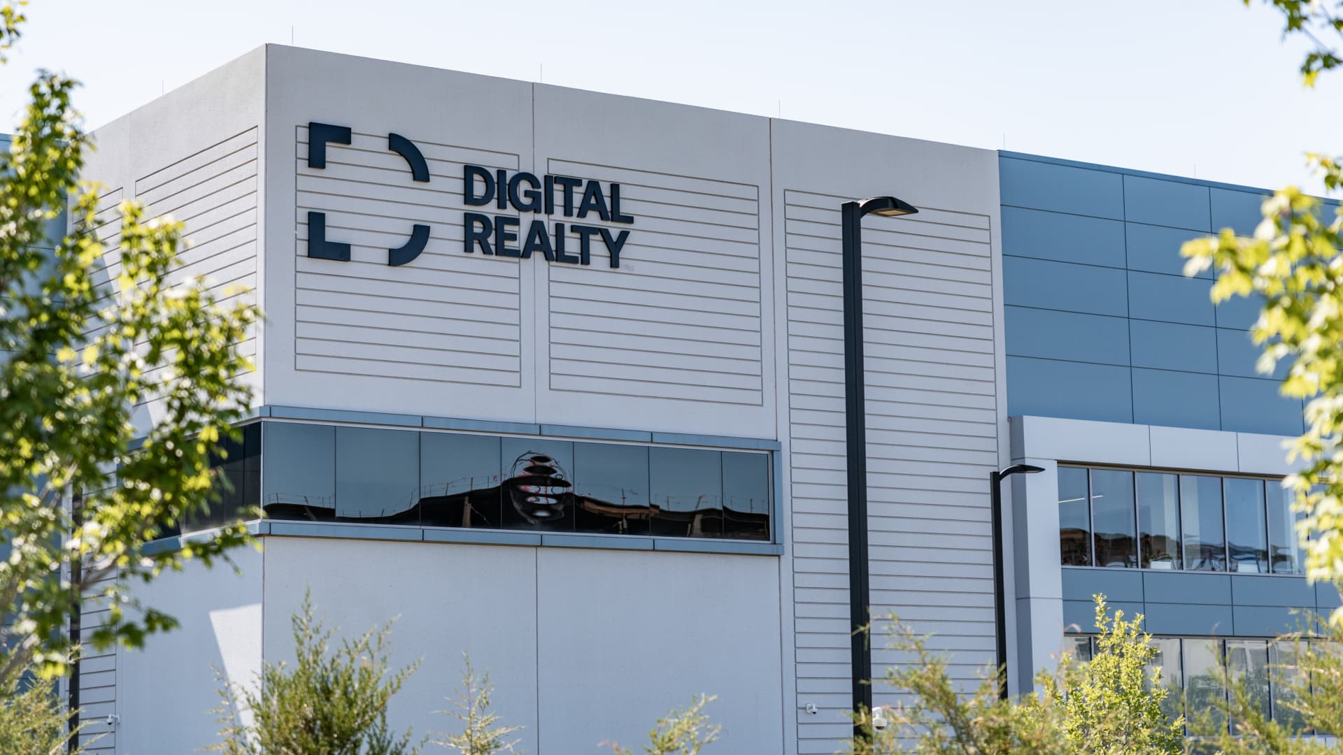 Digital Realty Data Centers: A $3.5 Billion Bet on Hyperscale Growth featured image