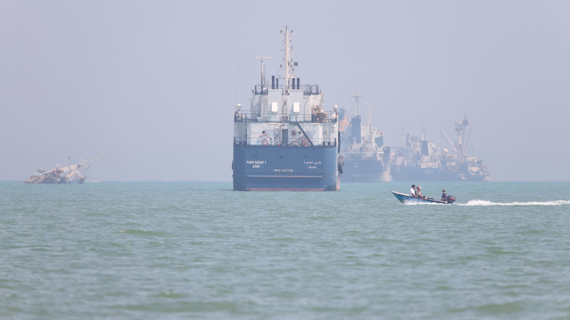 Hormuz Ship Evacuation Paused Amid Escalating Tensions