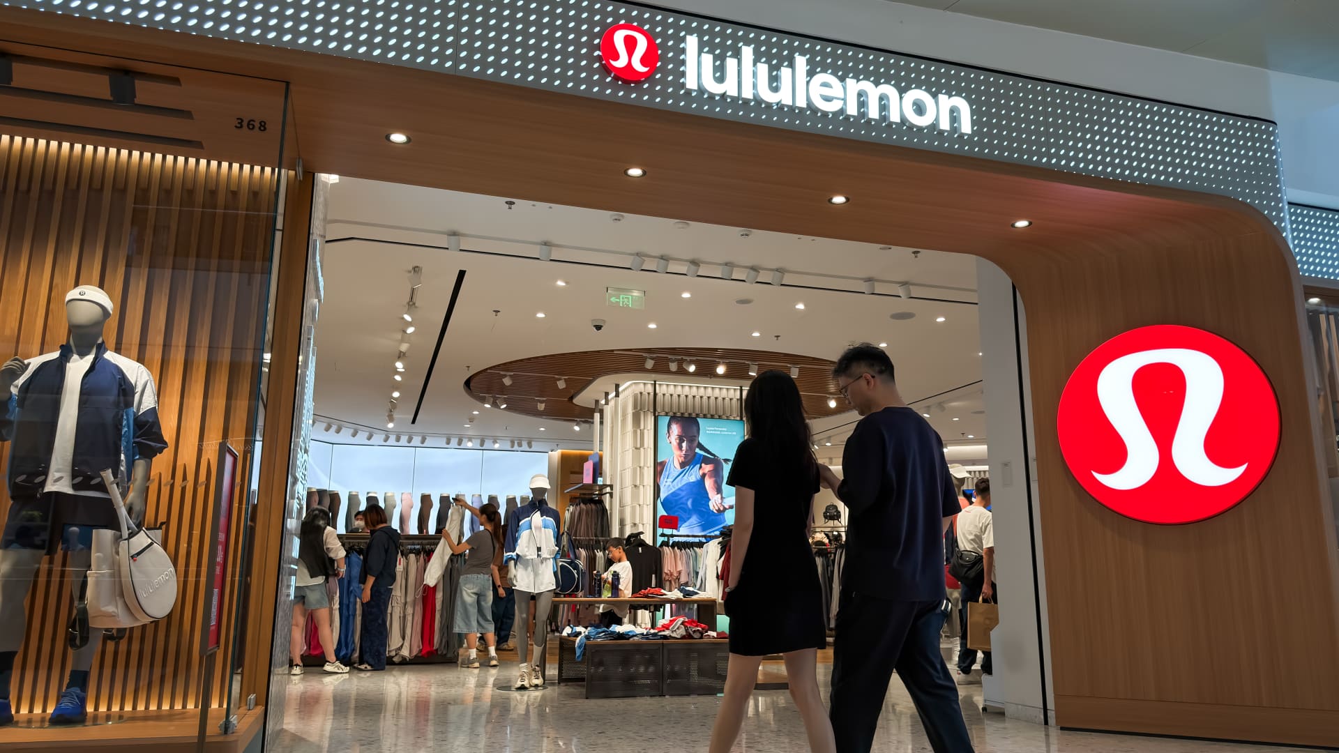 Lululemon Faces Significant Headwinds: Strategy Warning Ahead featured image