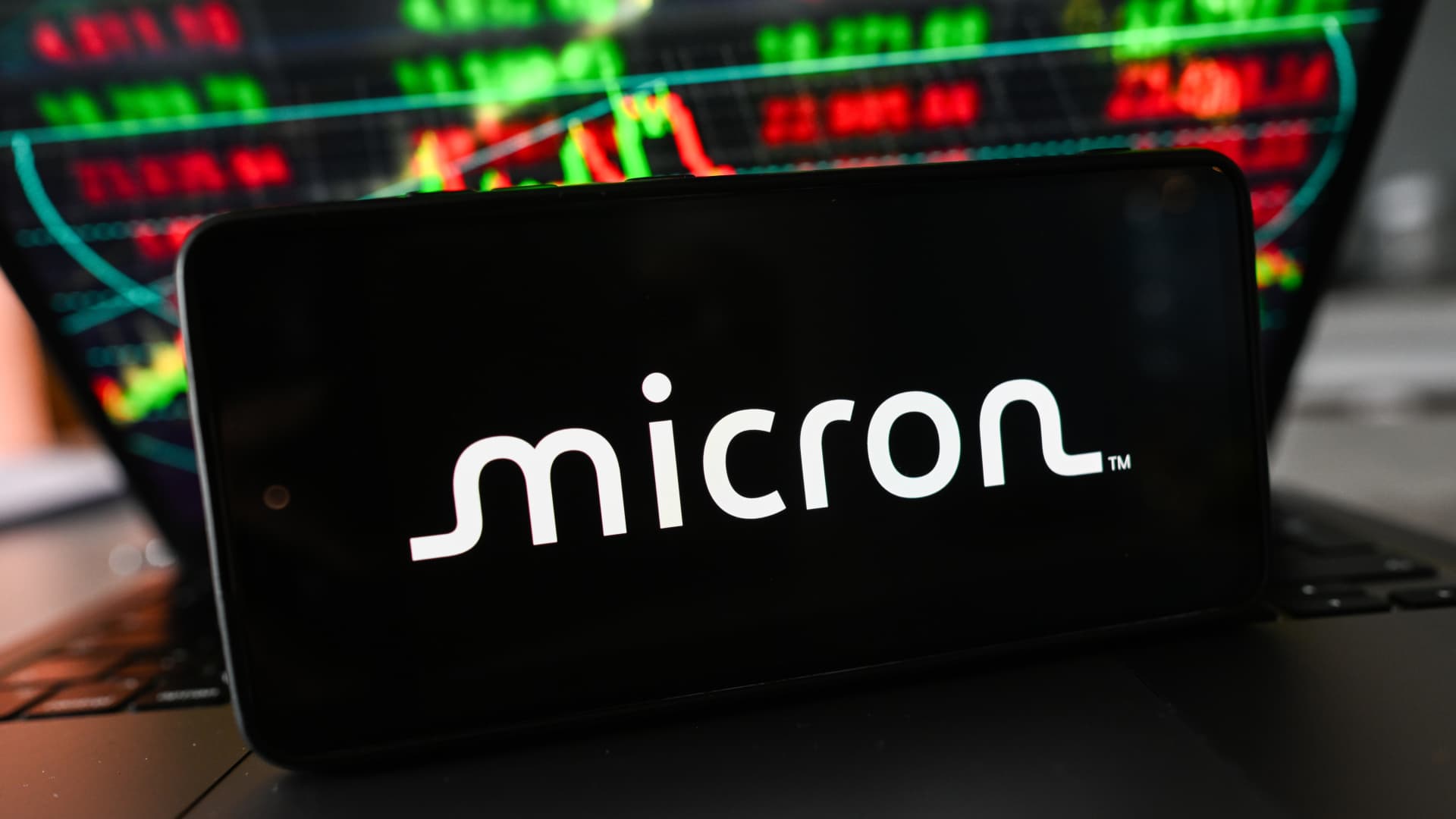 Micron Stock Jumps 16% as AI Boom Ignites Memory Demand featured image