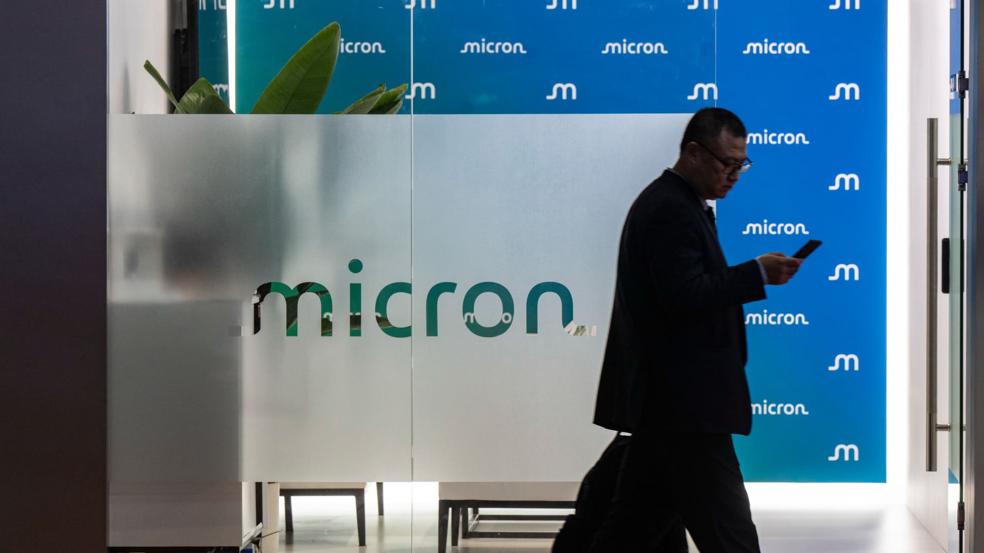 Microns Blowout Quarter: An Alpha Signal for AI Investors