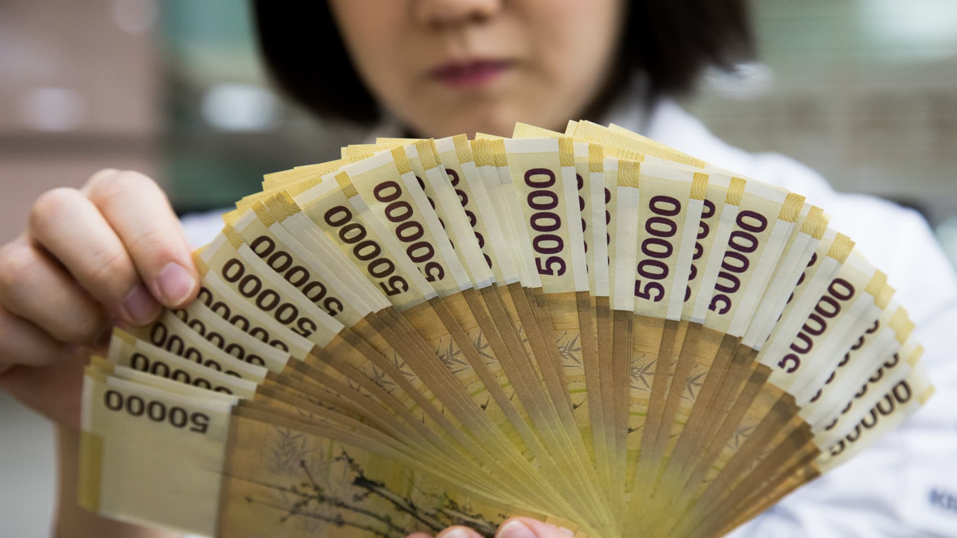 South Koreas Chip Workers: Inflation Alert Amidst Massive Bonus Boom