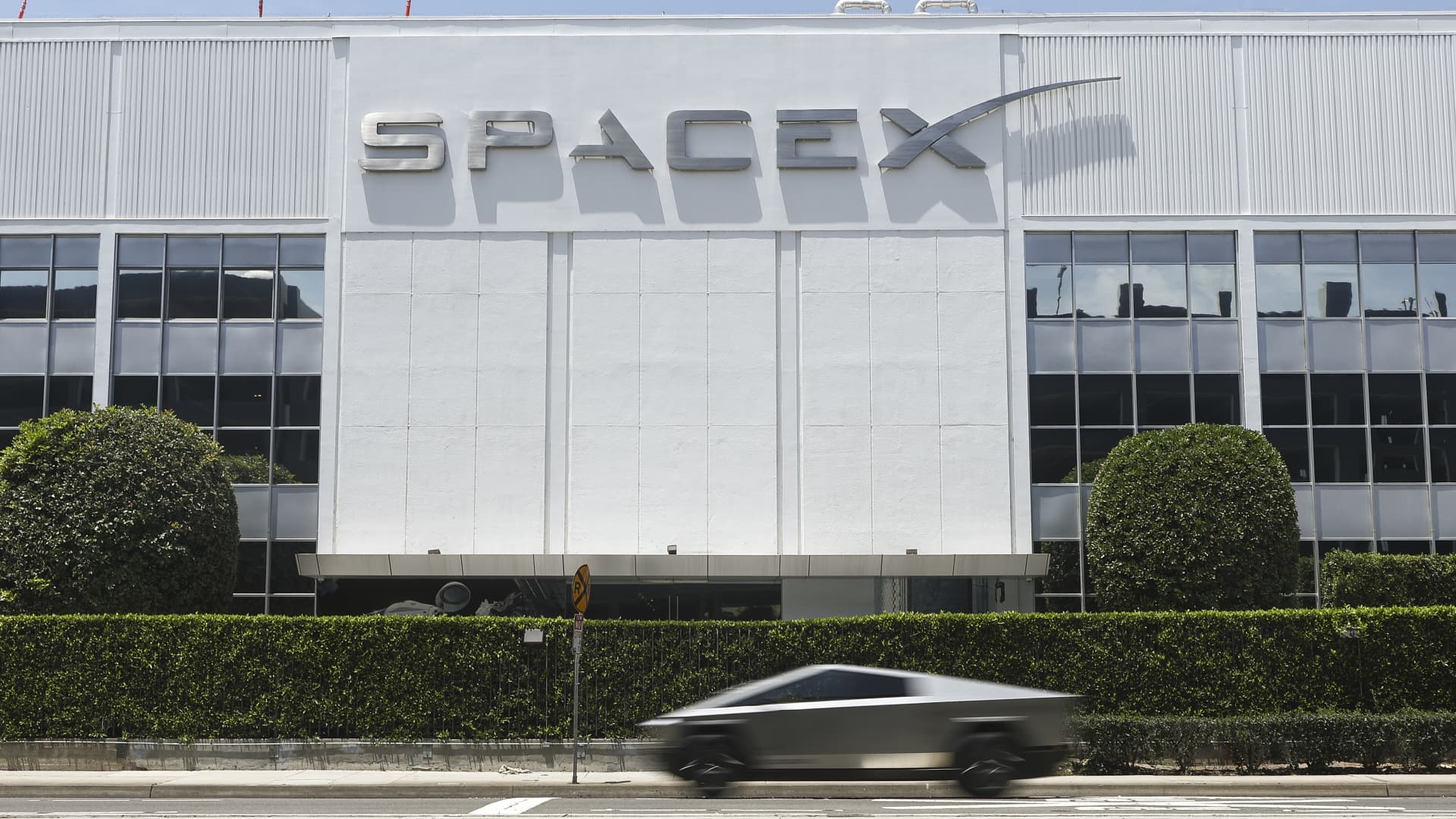 SpaceX IPO Risk: Jim Cramer Warns of Unsustainable Valuations