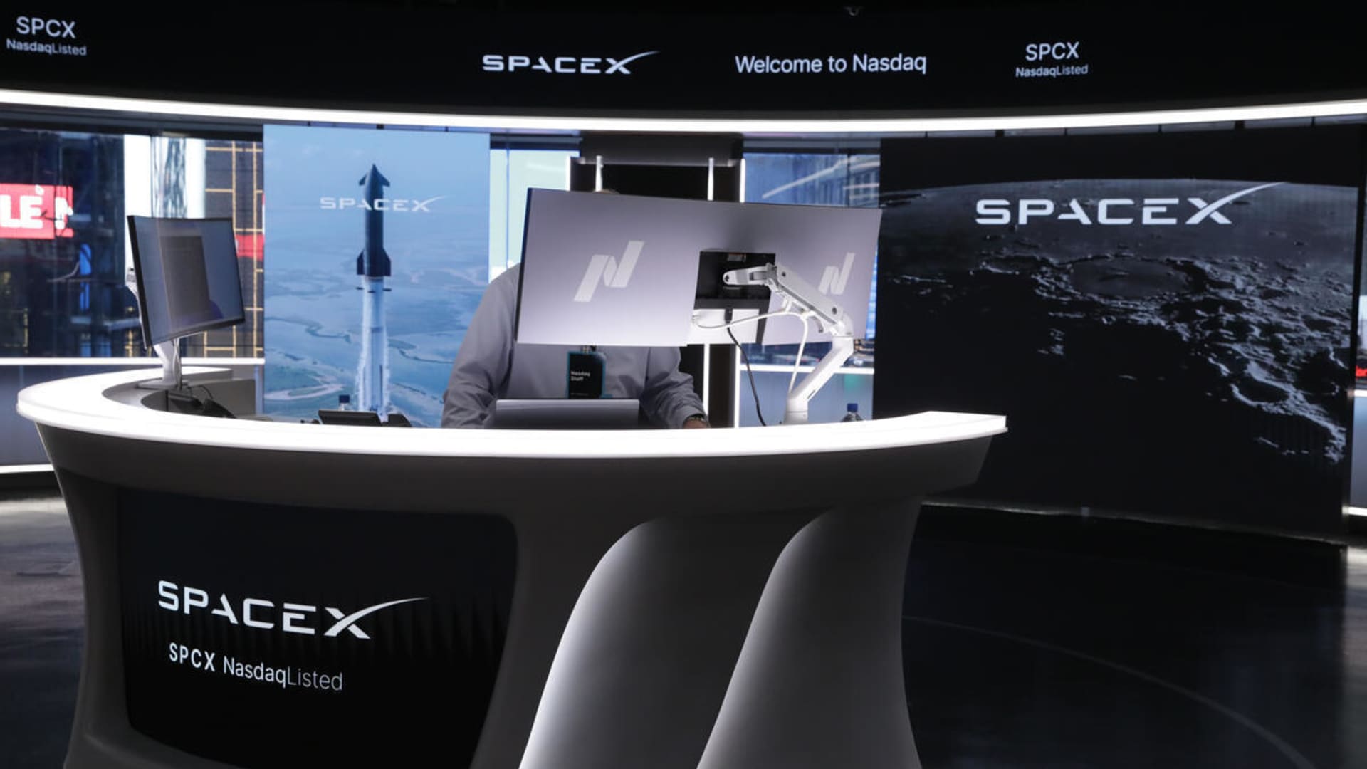 SpaceX Shares: Navigating Post-IPO Volatility and Trillion-Dollar Ambition