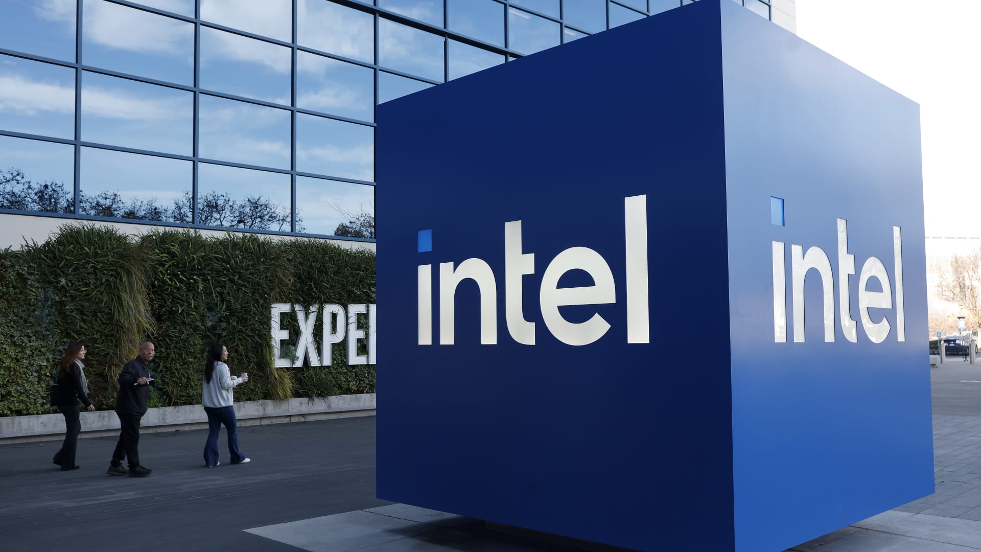 U.S. Chip Design: Intel's Breakthrough in Domestic Semiconductor Manufacturing featured image