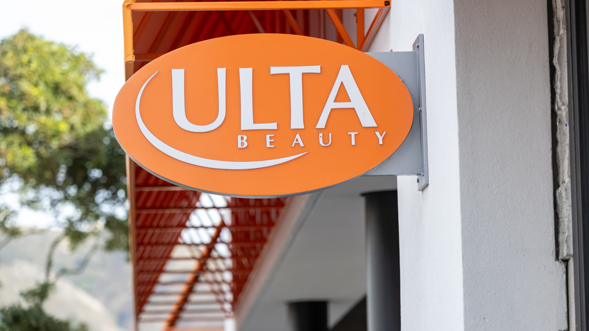 Ulta Beauty Shares Surge on Strong Earnings & Raised Outlook featured image