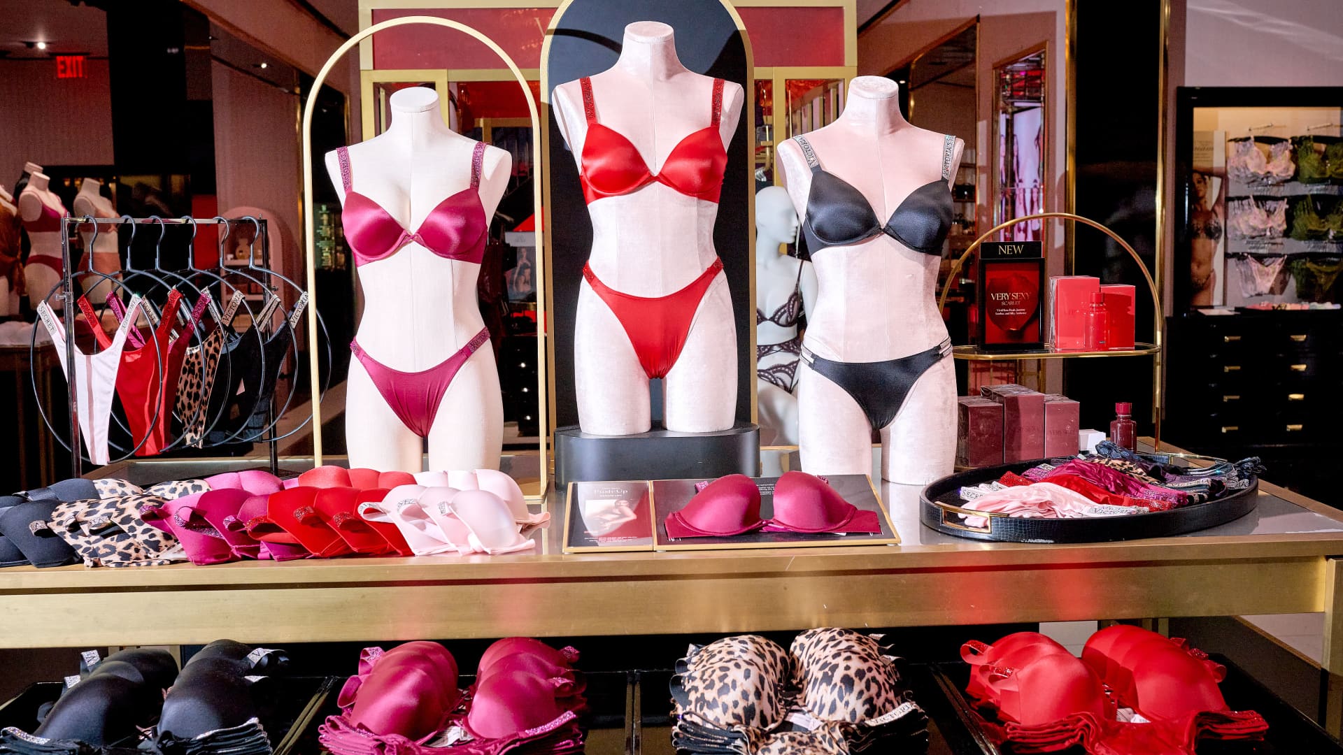 Victoria Secret Shares Soar 40%: A Bullish Revaluation in Retail