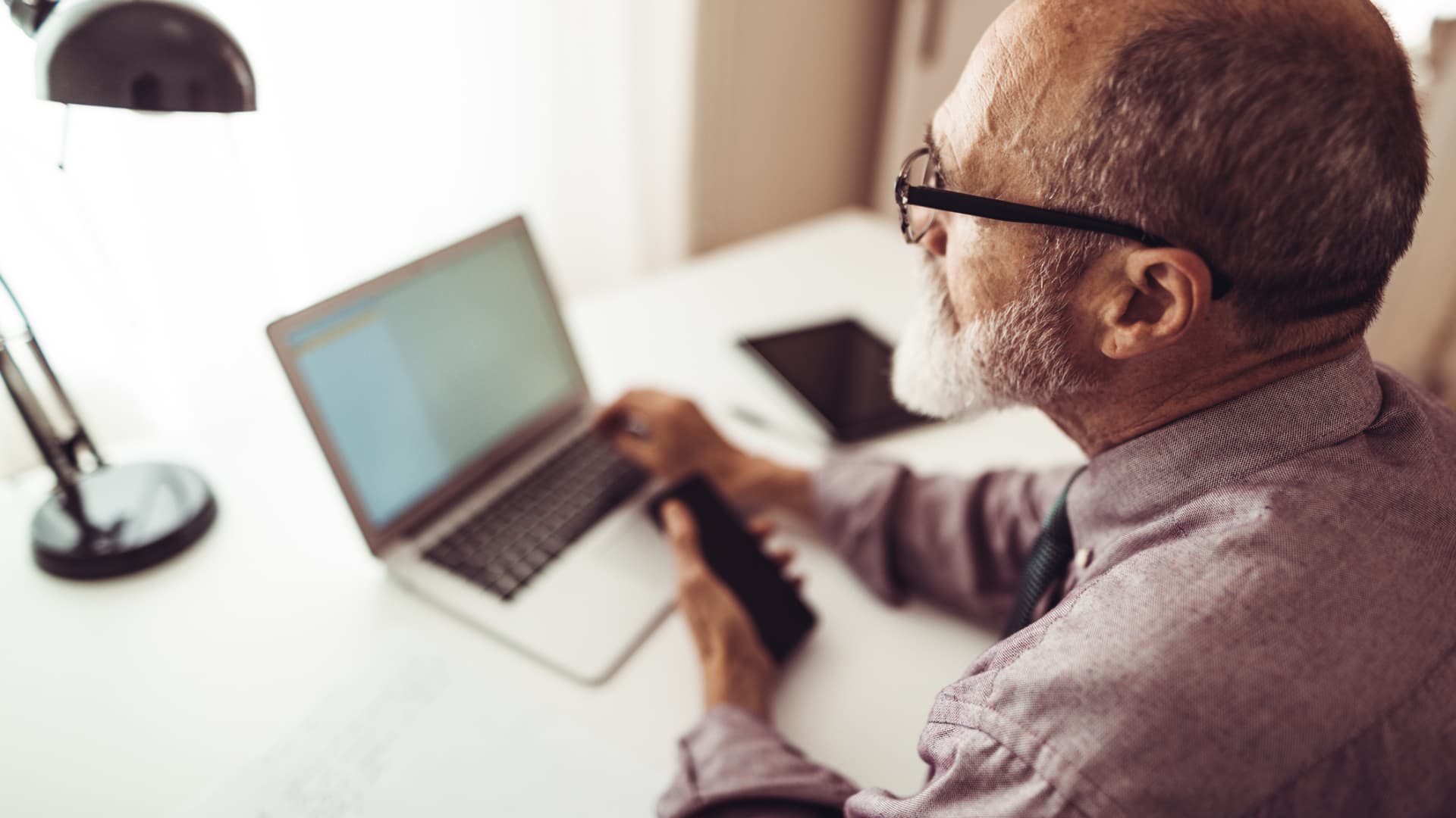 AI and Older Workers: Navigating Innovation-Driven Career Shifts featured image