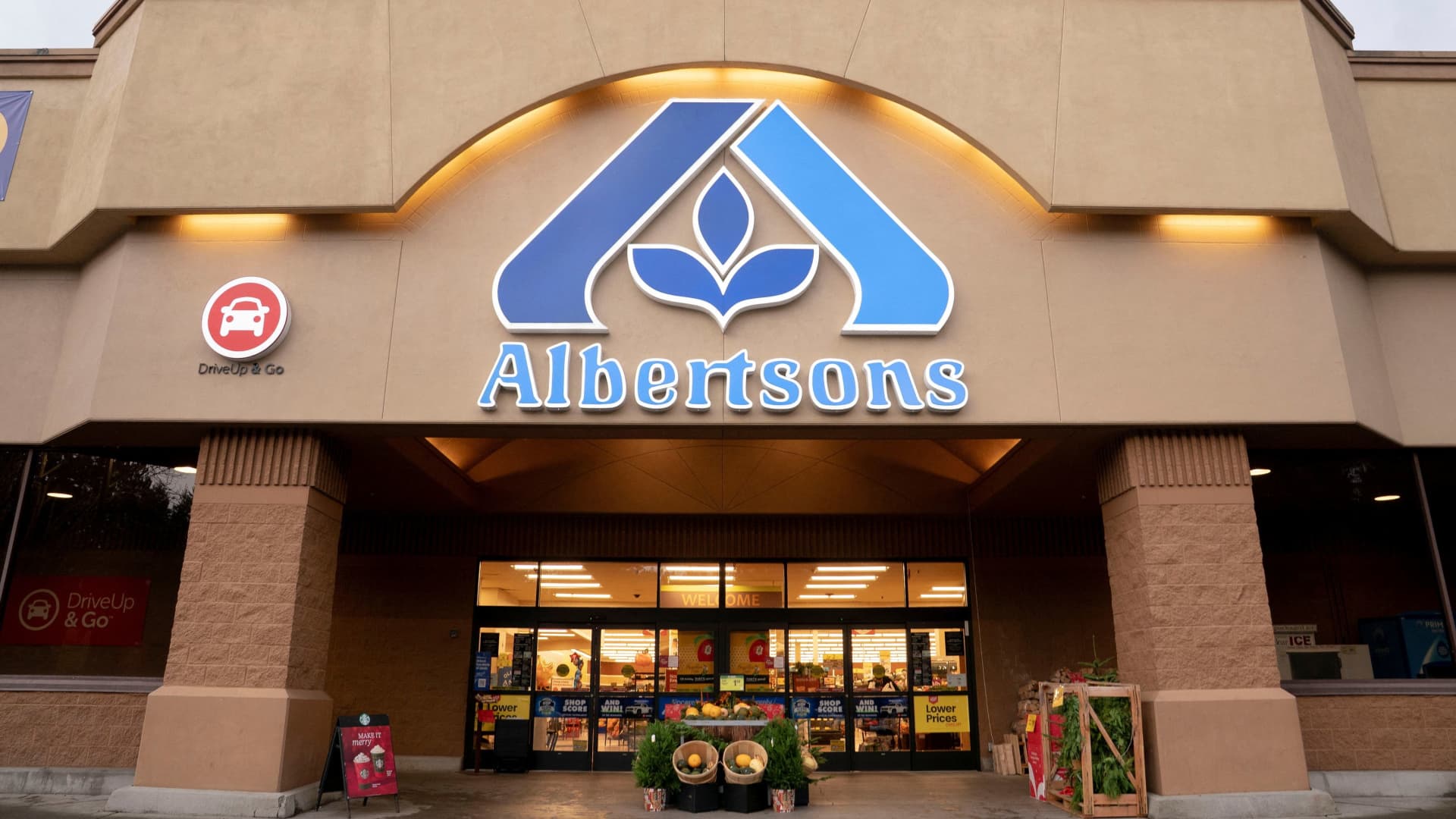 Albertsons Stock Plunge: Navigating Grocery Sector Headwinds