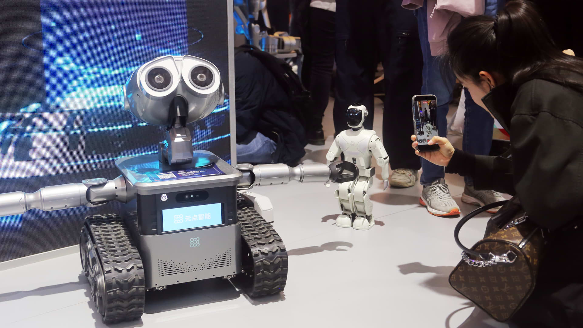 Ant Groups Humanoid Robots Surge: 12 Investments in 18 Months Signals Market Disruption