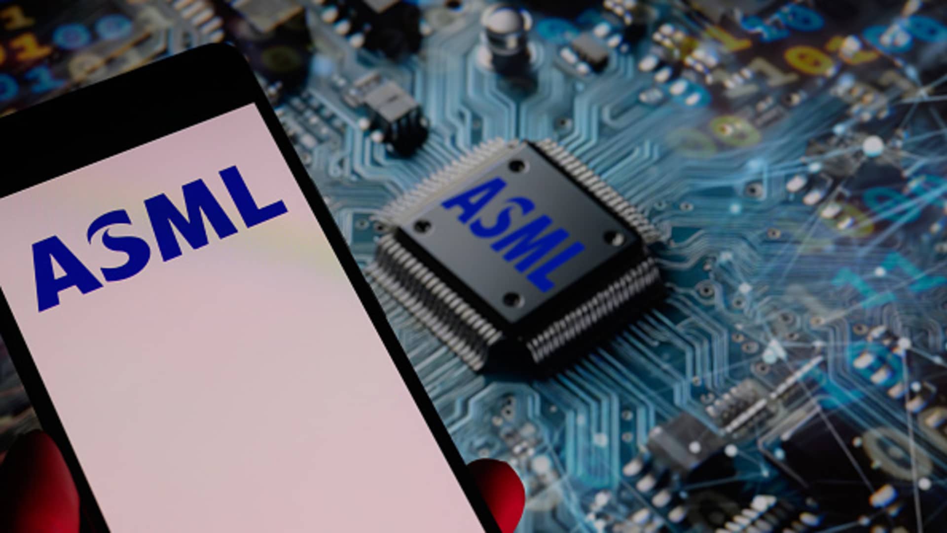ASML Sales Forecast Soars: Alpha Opportunity in AI Chip Boom
