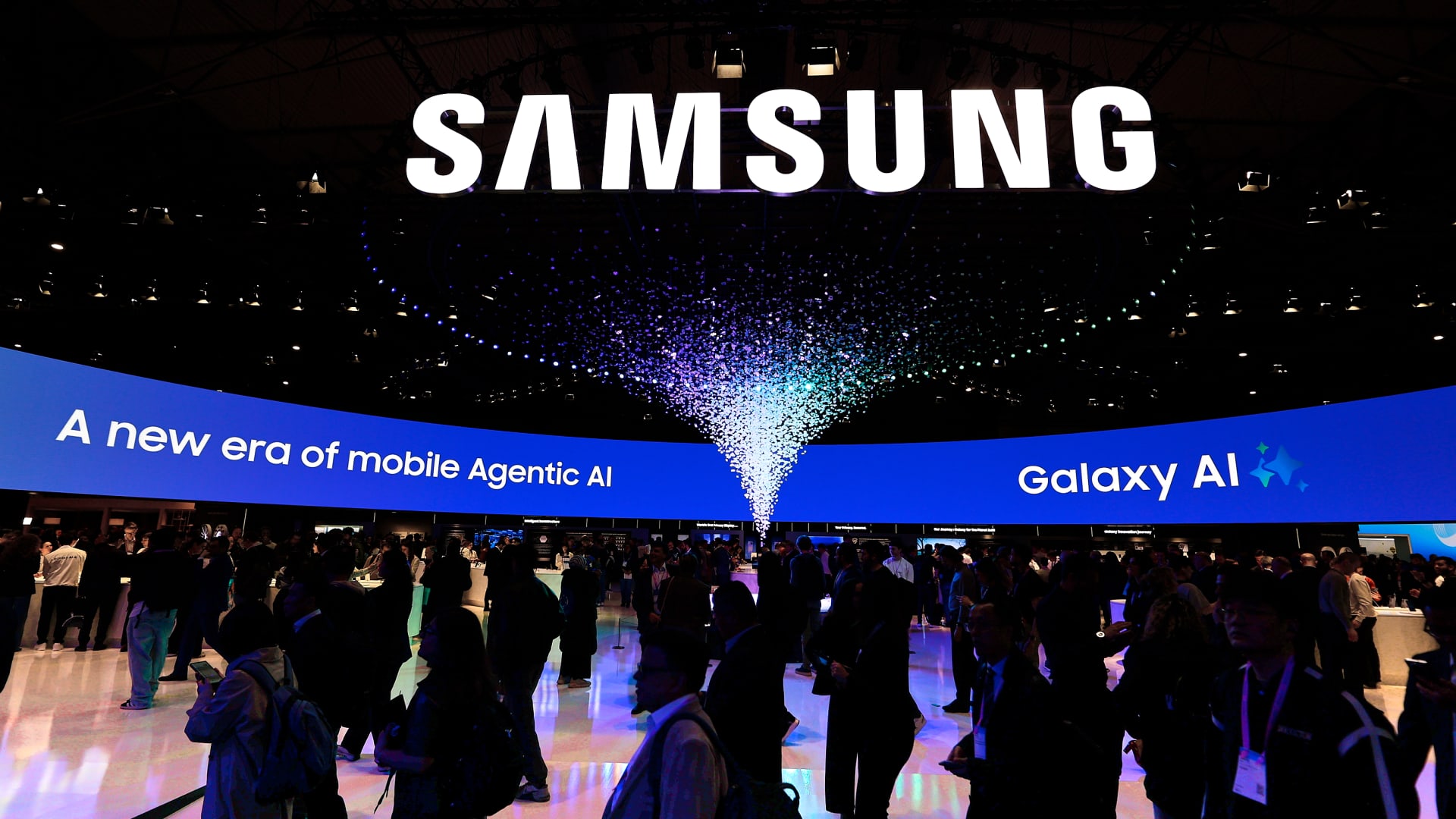 Chip Rout Risks: Samsung & SK Hynix Shares Tumble Amidst Global Tech Selloff featured image