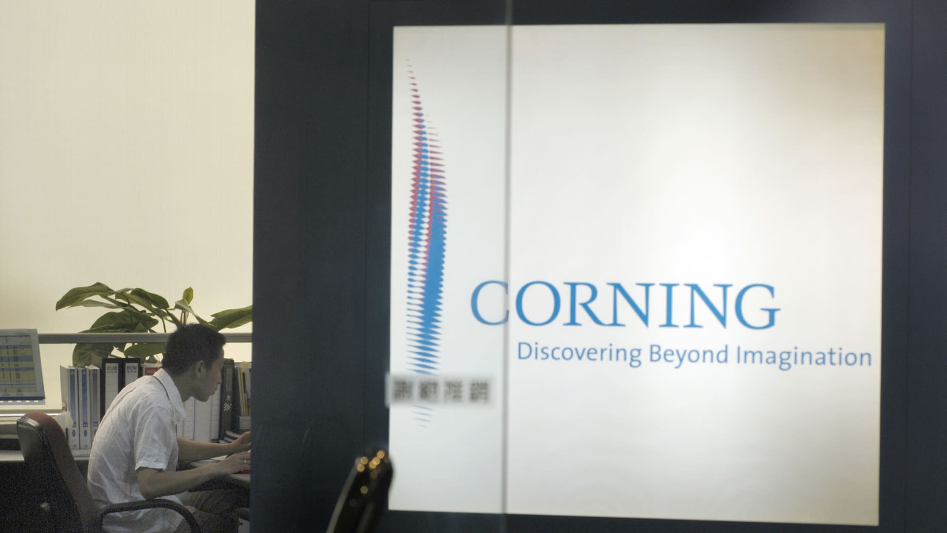 Corning Earnings Shock: 18% Tumble Highlights AI Infrastructure Volatility featured image