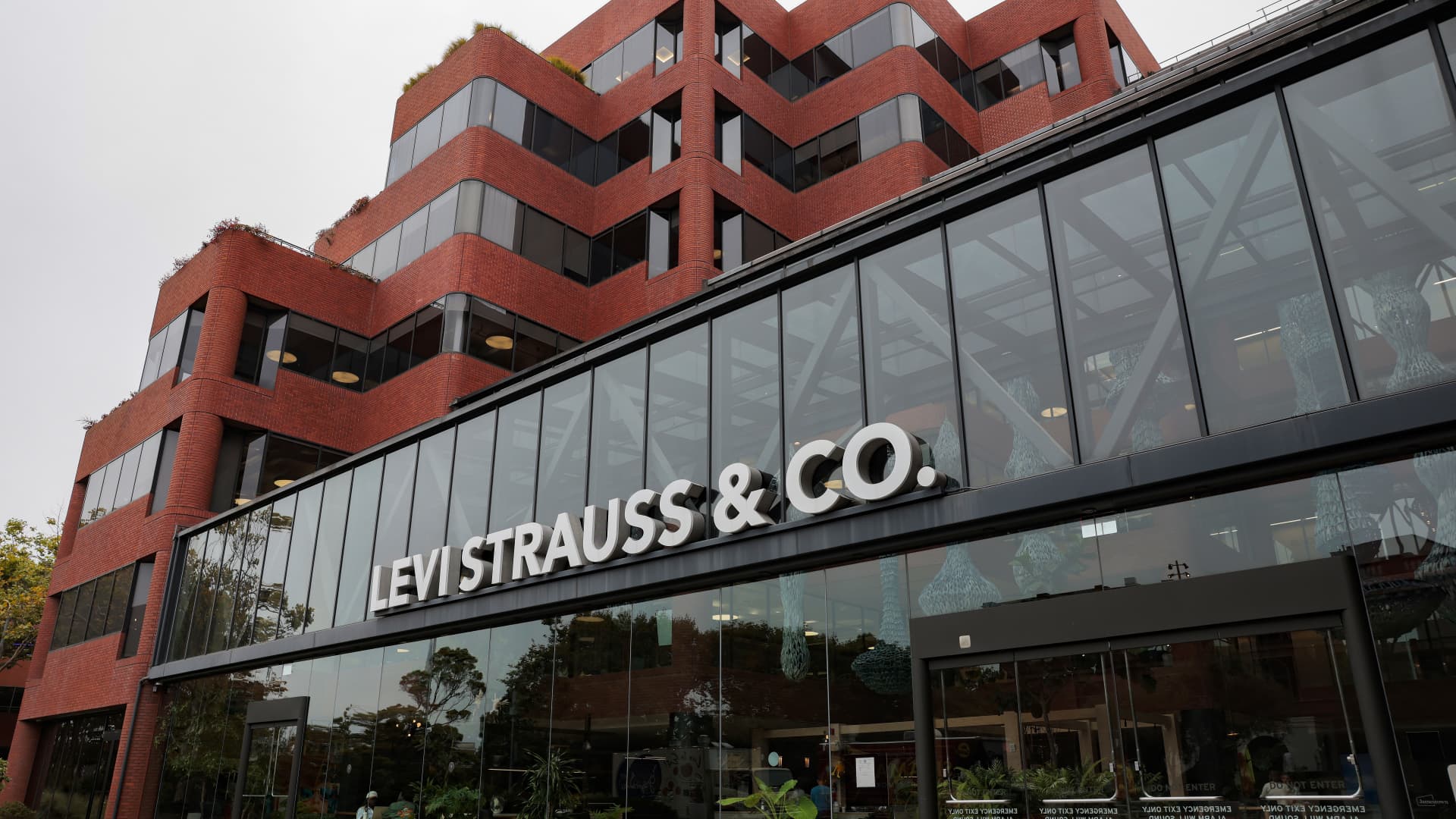 Levi Strauss' Q2 Success: Boosting Guidance and Dividends featured image