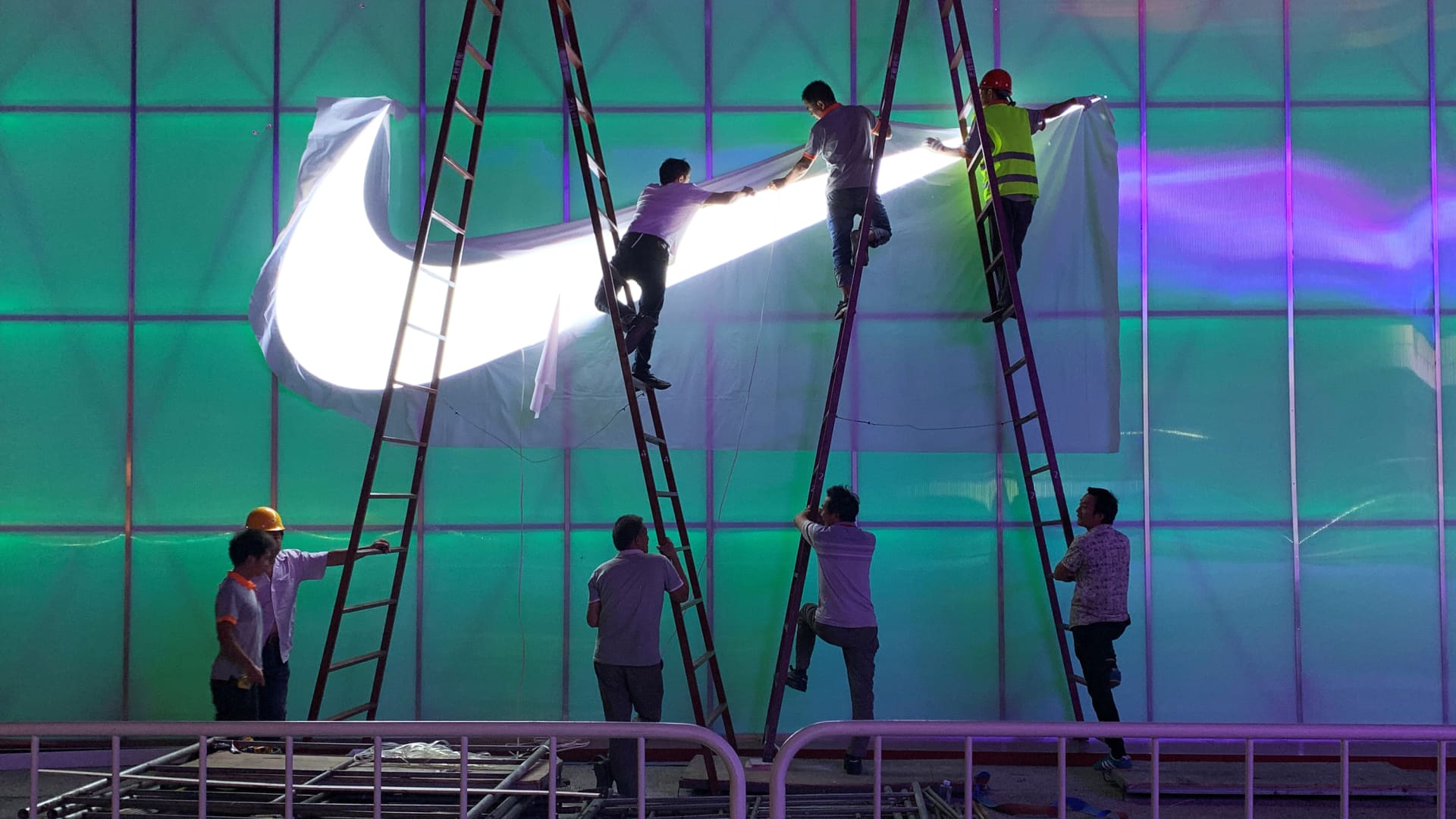 Nike China Sales Plummet 30%: A Strategic Warning for Global Brands featured image