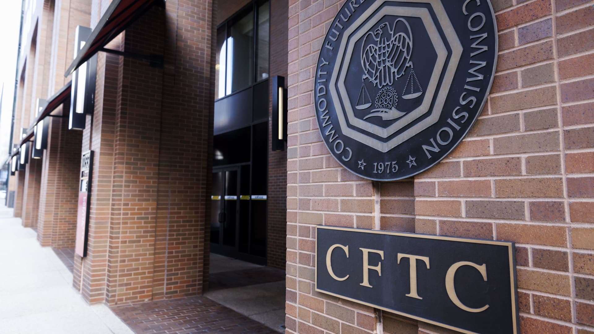 Prediction Markets: Volatility Amid Regulatory Clash and Asset Scrutiny