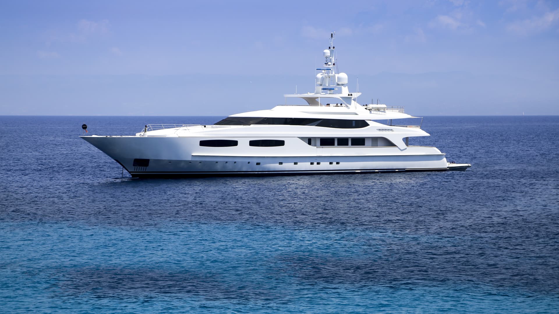 Renting a yacht: Mediterranean Prices Dive Amid Geopolitical Tensions