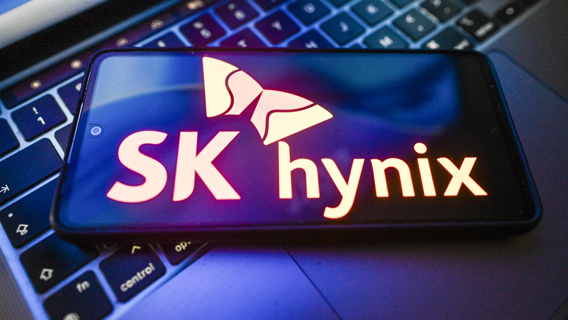 SK Hynix and Samsung Surge 20% in Historical AI Infrastructure Breakthrough